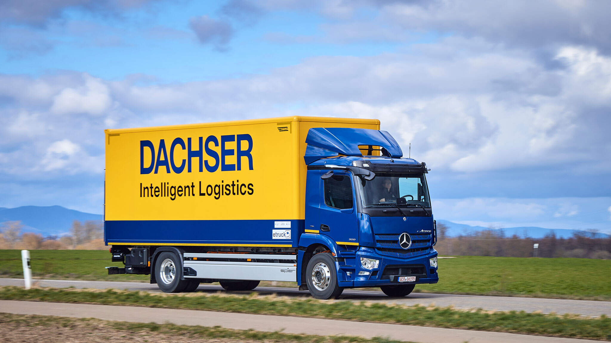 DACHSER puts series-production eActros into operation DACHSER puts series-production eActros into operation