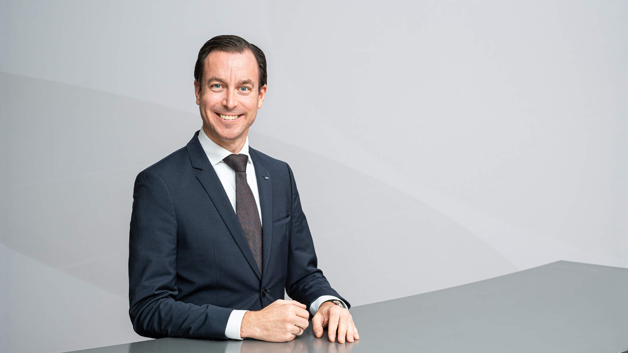 Since the turn of the year, Dr. Tobias Burger (46) has been the new Chief Operations Officer (COO) Air & Sea Logistics and a member of the Executive Board at logistics provider DACHSER.